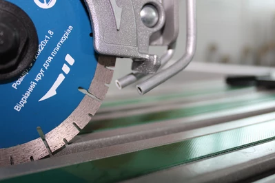 Електроплиткоріз 1800 мм 230В  довжина різу 1800 мм, автоматична подача